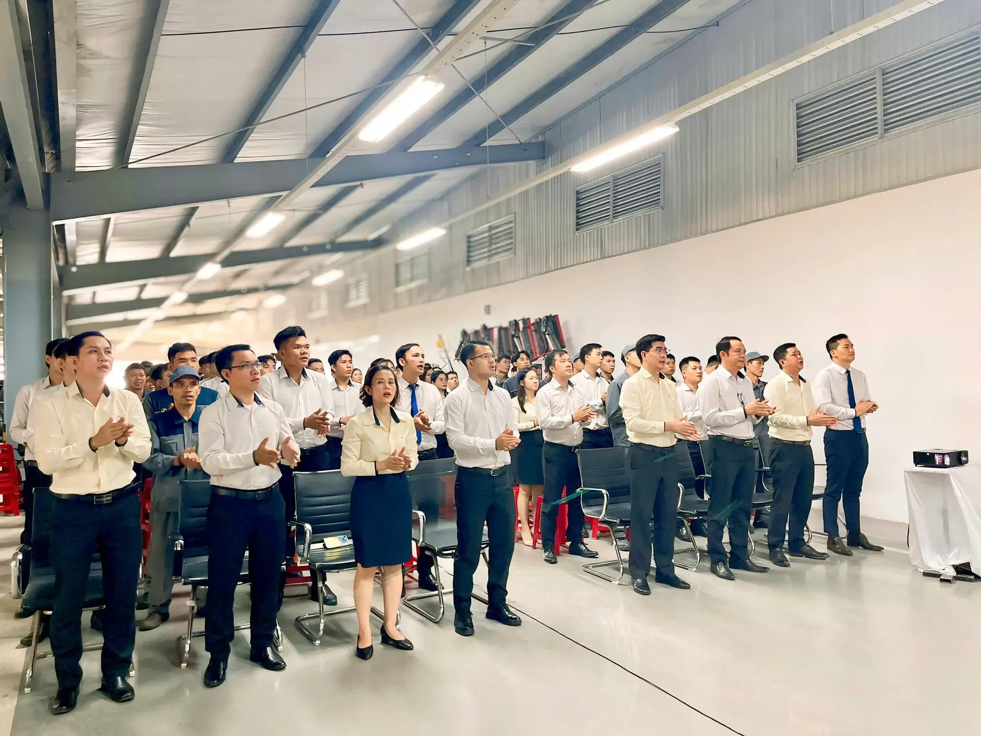 Lễ chào cờ tháng 9: THACO AUTO BÌNH ĐỊNH đẩy mạnh phục vụ khách hàng sau nghị định giảm 50% lệ phí trước bạ