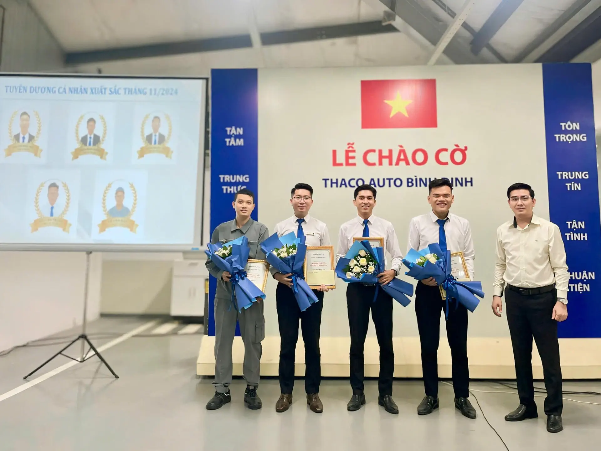 THACO AUTO Bình Định tổ chức lễ chào cờ cuối cùng của năm 2024 - Triển khai công tác chăm sóc khách hàng mùa lễ hội