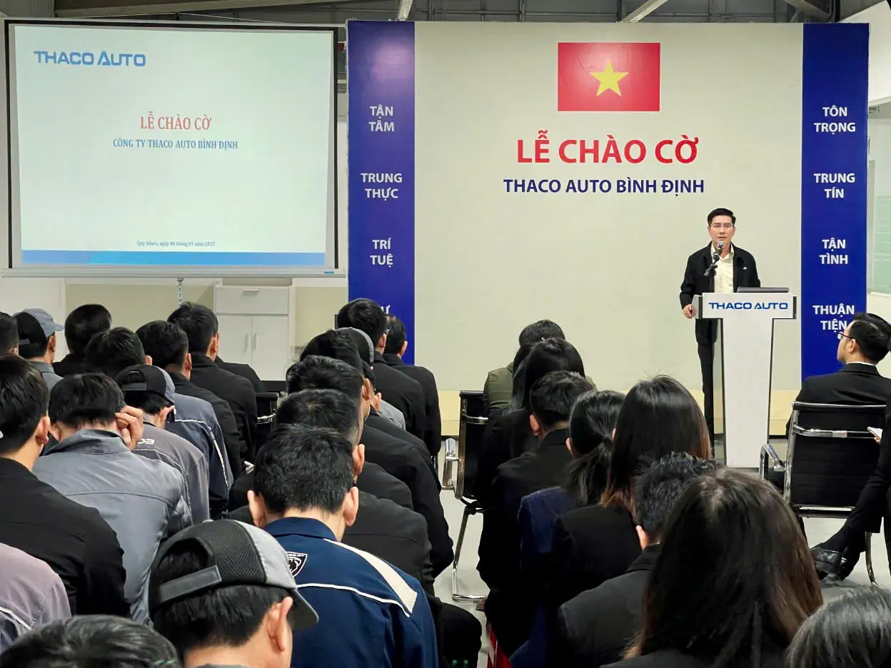 THACO AUTO Bình Định tổ chức lễ chào cờ đầu năm 2025 -  Vinh danh các cá nhân, tập thể đạt thành tích xuất sắc.