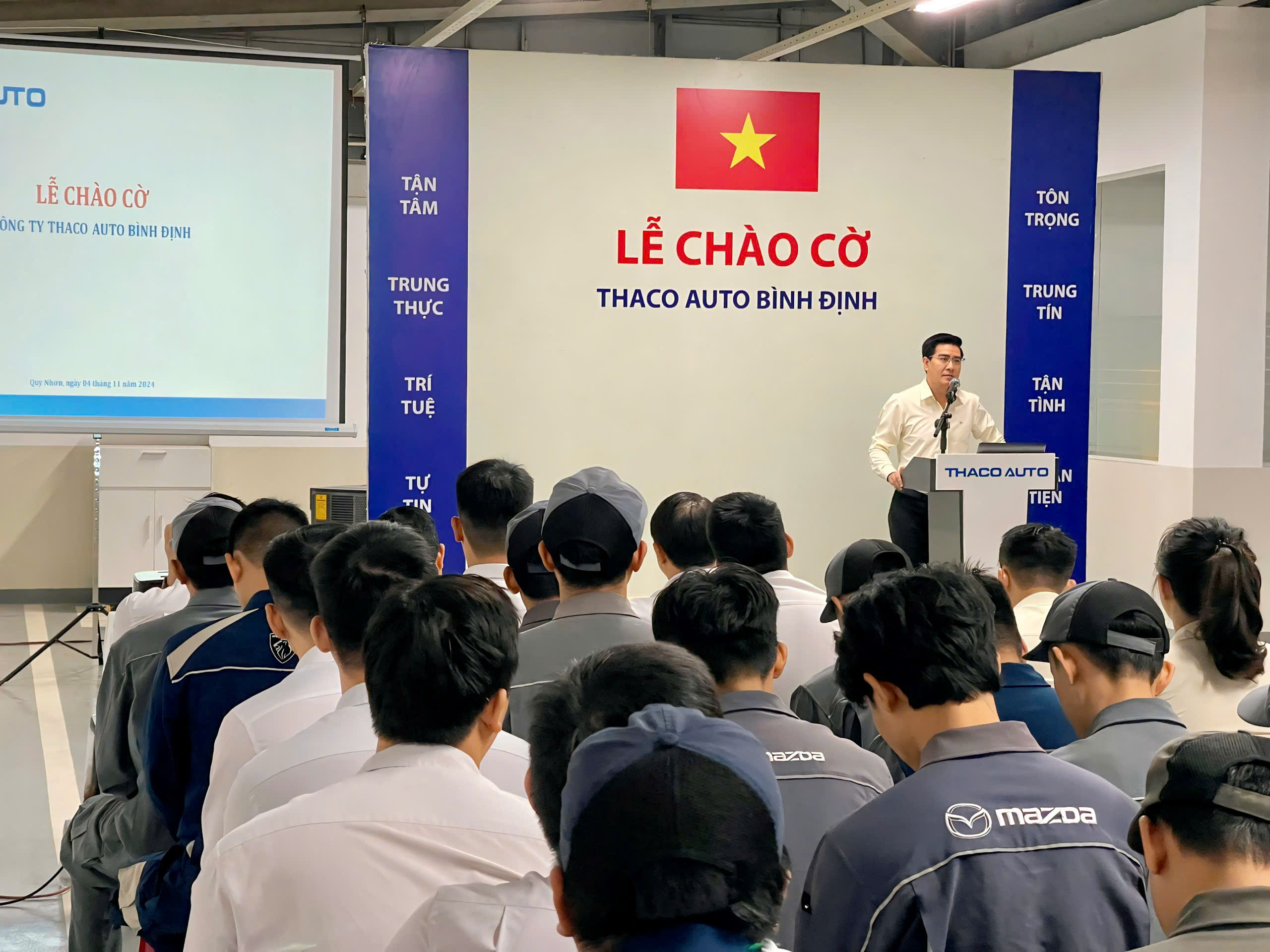 Lễ chào cờ tháng 11: THACO AUTO Bình Định tăng tốc trong tháng cuối cùng ưu đãi 50% lệ phí trước bạ