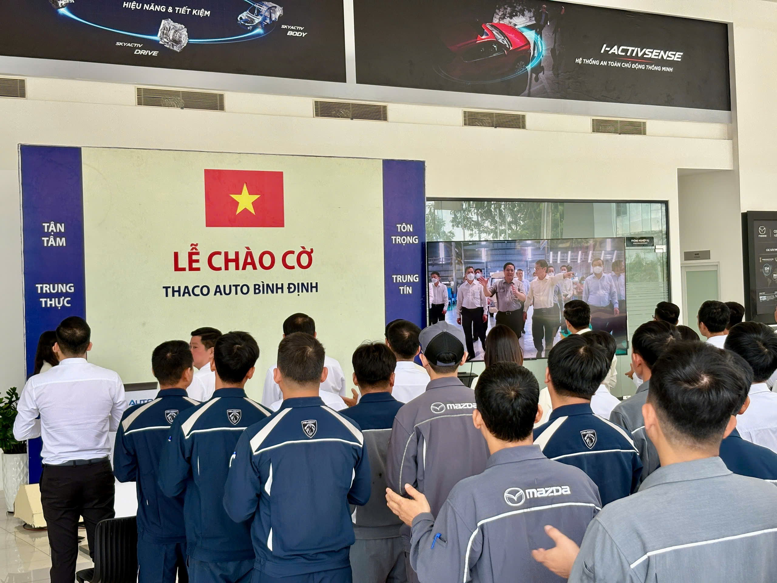 Thaco Auto Gia Lai chào cờ tháng 5 (3)