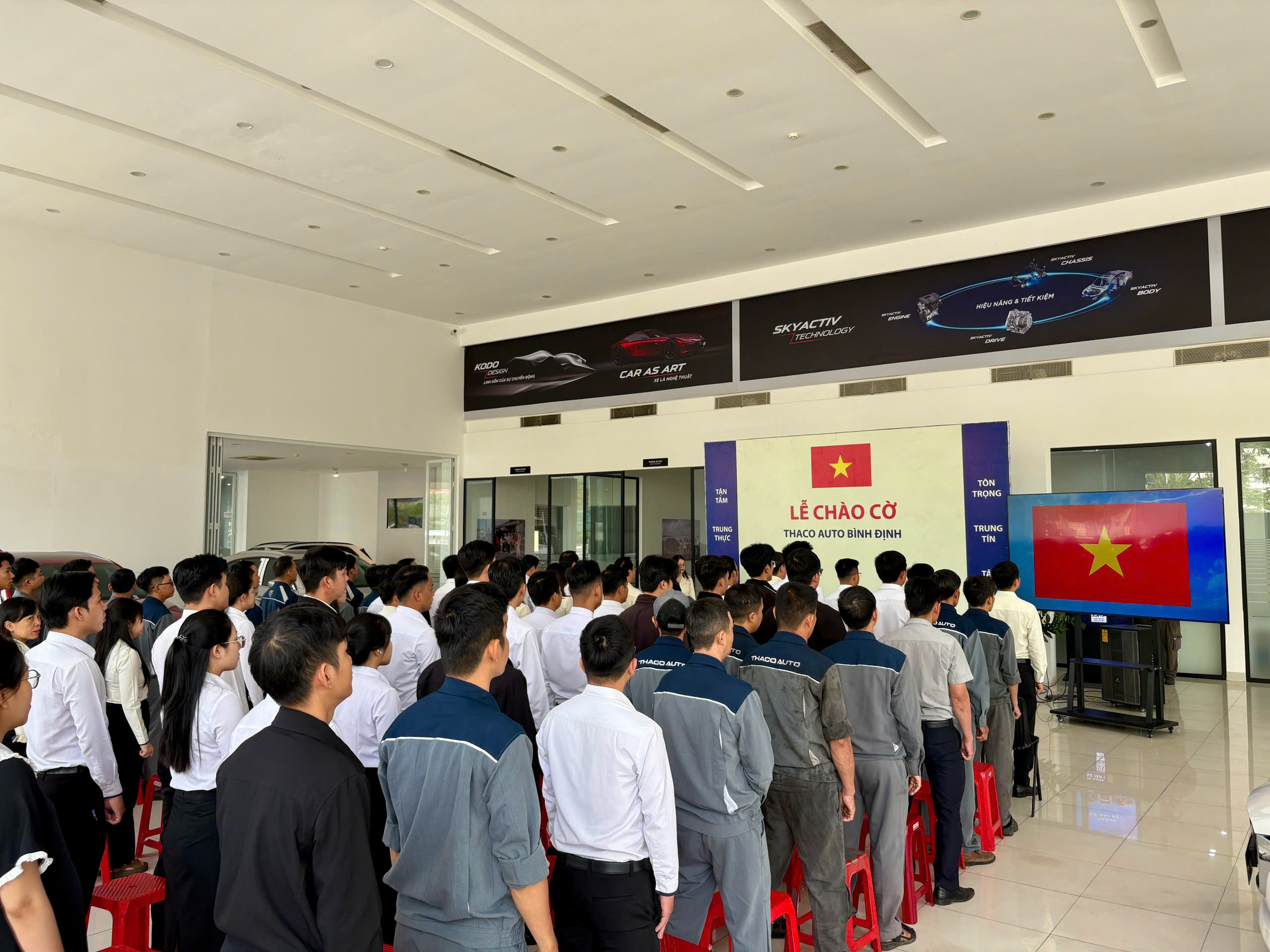 Thaco Auto Gia Lai chào cờ tháng 5